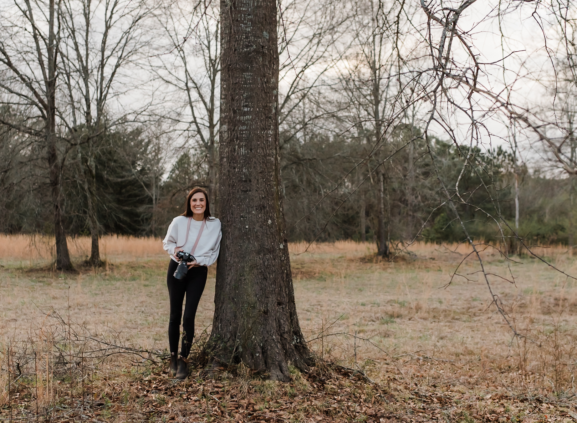 A girl photographer hides behind a tree to photograph a surprise proposal